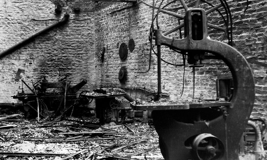 Foto der Werkstatt in Wuppertal-Barmen 1943 mit durch Bombenangriff zerstörte Maschinen und Halle